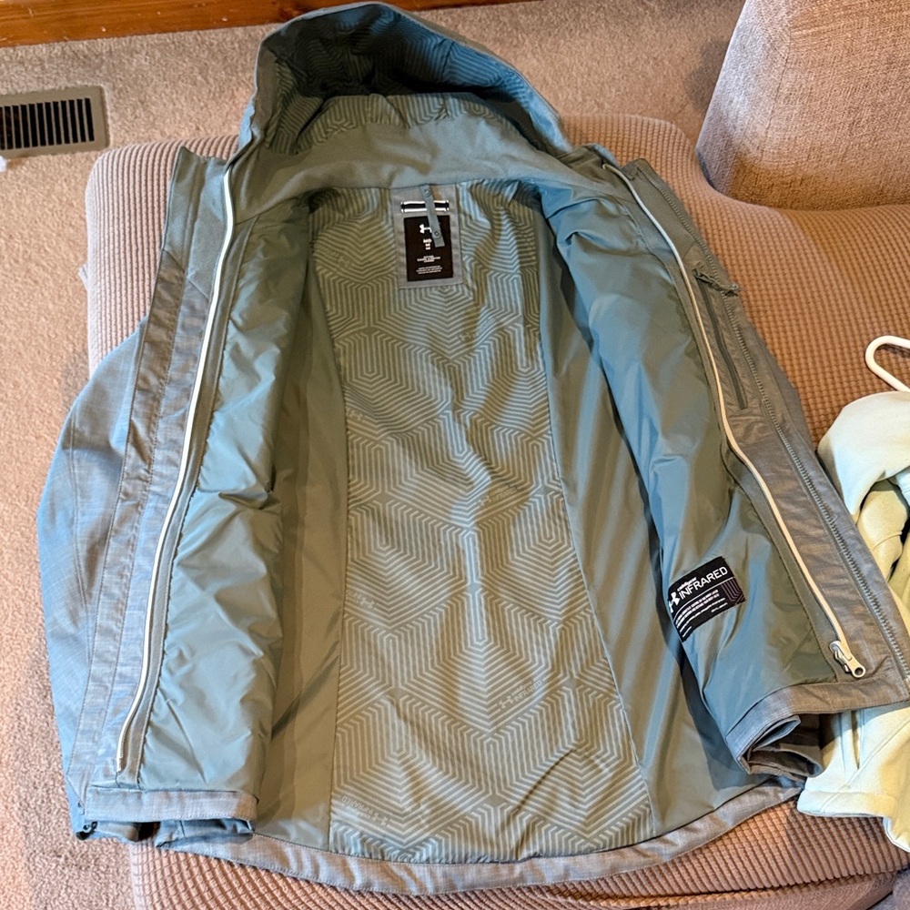 Women’s Under Armour Ski Jacket - Picture 4 of 5